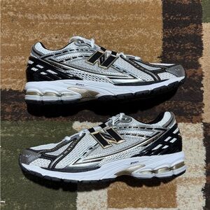 Men’s 8.5 New Balance 1906R Metallic Silver/Gold